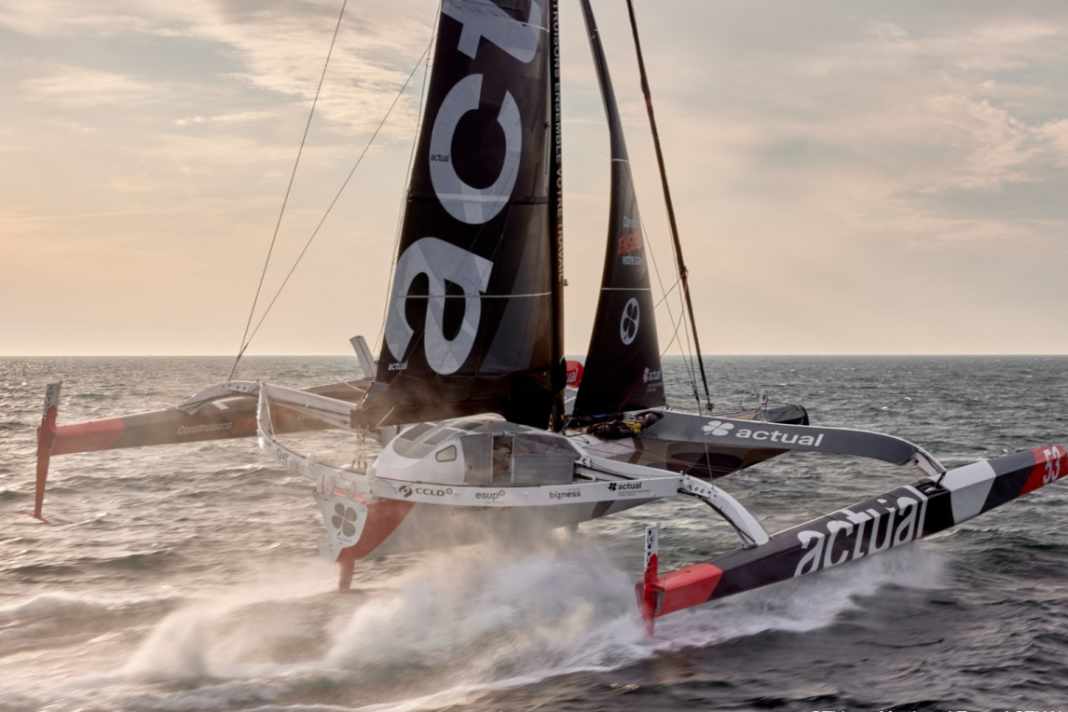 Dieses Boot hat 2017 mit Skipper François Gabart den bestehenden Rekord für Weltumsegelungen aufgestellt und nimmt jetzt mit Skipper Anthony Marchand an der Premiere der Arkea Ultim Challenge - Brest teil