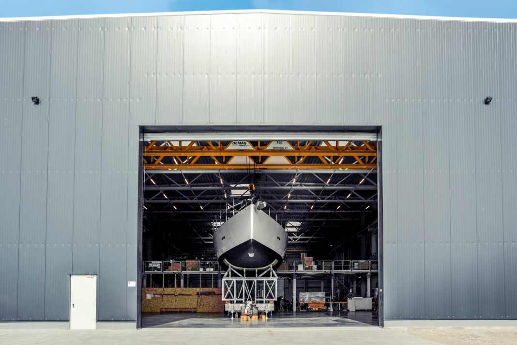 En route pour le grand air : le numéro deux du Y8 attend dans le hangar de 70 mètres de long d'être transporté vers la mer Baltique voisine, où le gréement sera également installé.
