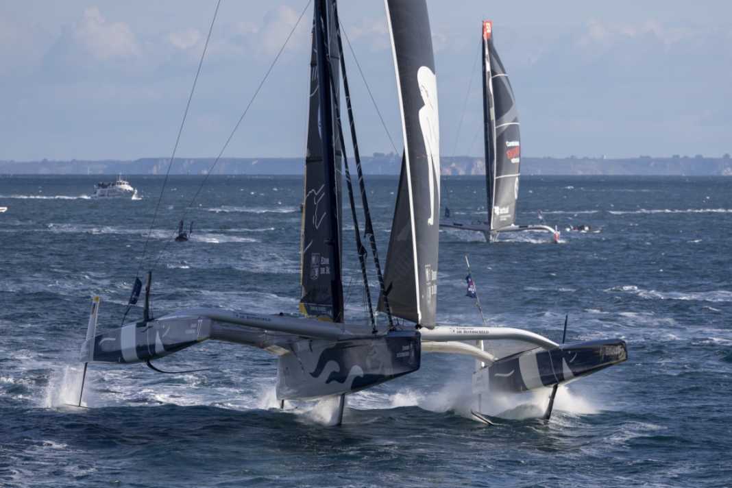 Charles Caudreliers "Maxi Edmond de Rothschild" führte das Feld nach knapp 20 Stunden an