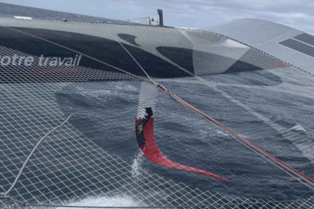 Le foil bâbord de "Actual Ultim 3" endommagé lors d'une collision
