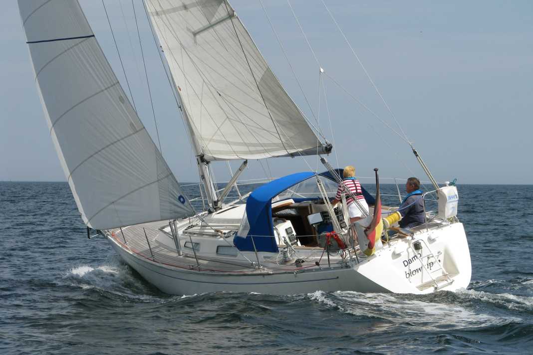 A mast height of over 17 metres and plenty of sail area ensure sailing fun, and from 3 Beaufort the self-tacking jib is sufficient