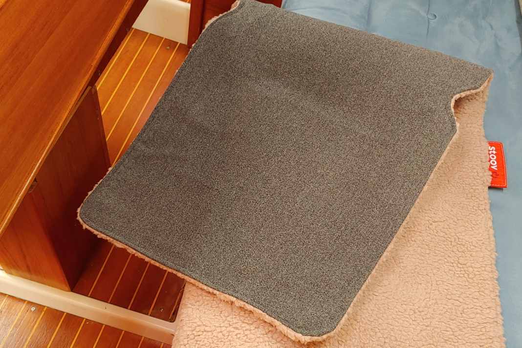 Die wollige Textur gehört zur Hülle, das eigentliche Heizelement kann zum Waschen entnommen werden