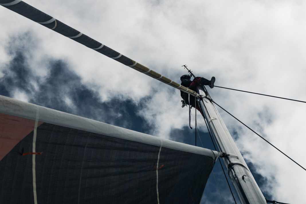 Will Harris am 2. März 2023: fast ganz oben im 28 Meter langen Mast der "Malizia – Seaexplorer"