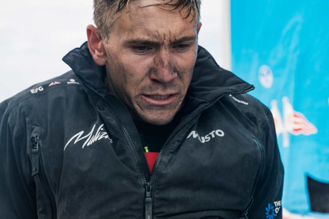 Bedeckt mit Kohlefaser und gezeichnet von den Strapazen: Will Harris hatte die zu beklebende Fläche rund um den Riss im Mast dort angeschliffen, wo später mehrere Gelege Carbon-Laminat aufgebracht wurden