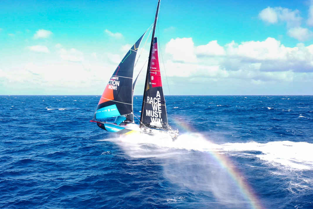 Ein Regenbogen begleitet "Malizia – Seaexplorer" auf Kurs Kap Hoorn. Die prächtige Momentaufnahme hat Malizias An-Bord-Reporter Antoine Auriol eingefangen