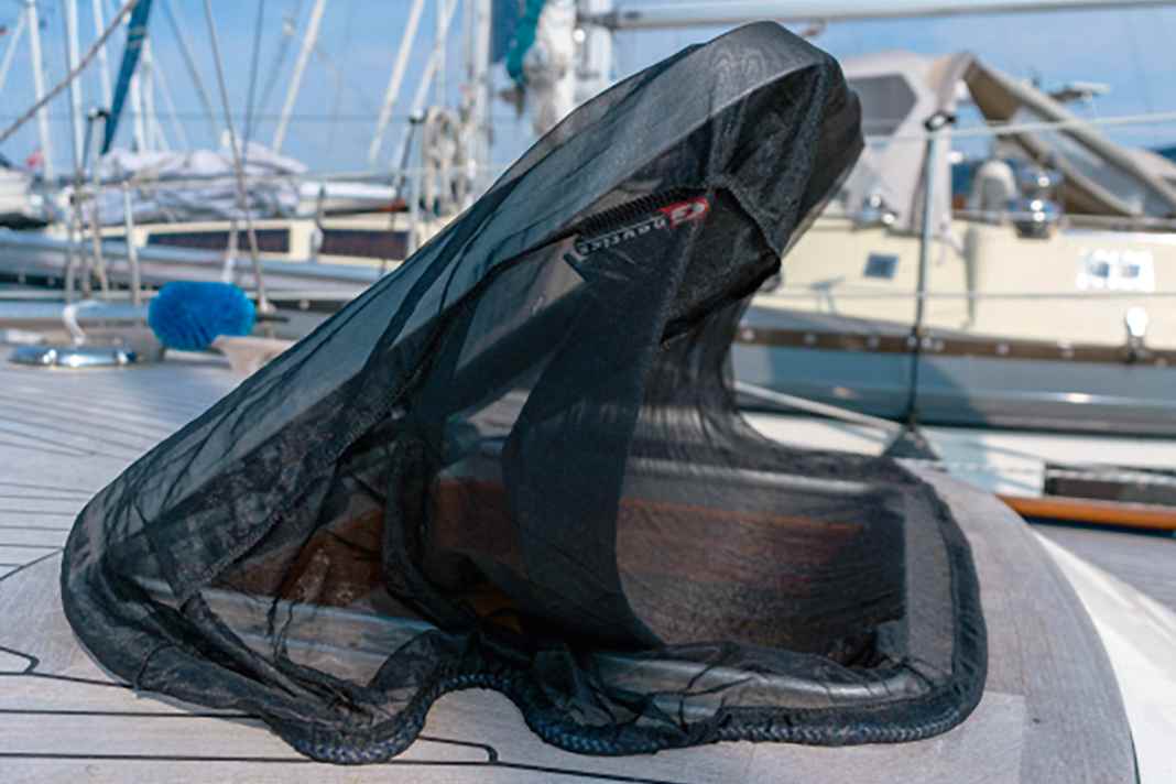 The mosquito net is simply slipped over the hatch.