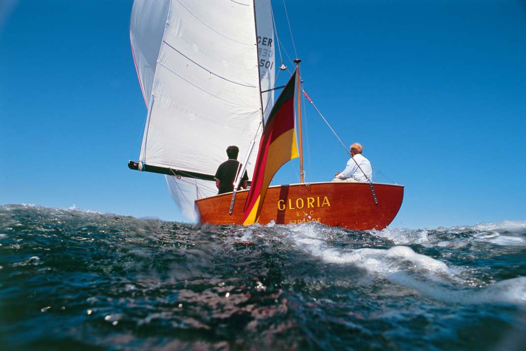 Inebriante. Lo scafo piatto da crociera per dinghy si rivela perfetto quando si naviga sotto la randa.