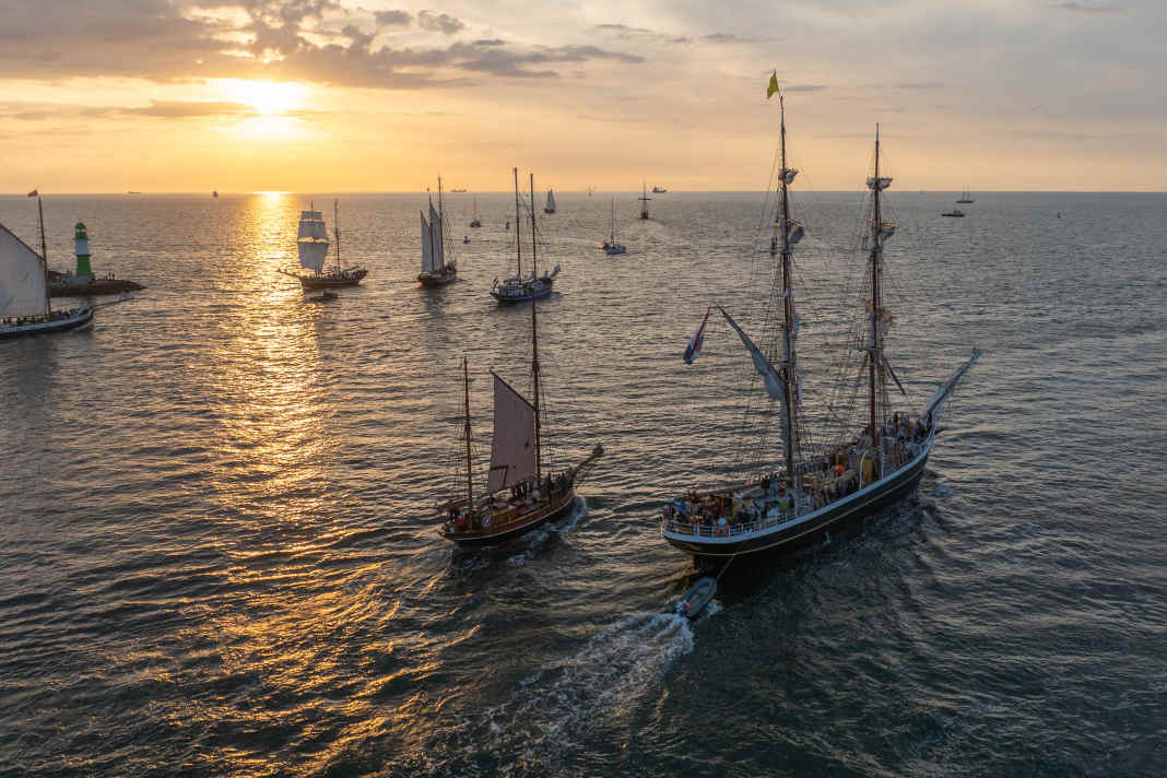 Des photos de rêve des voiliers traditionnels dans la lumière du soir