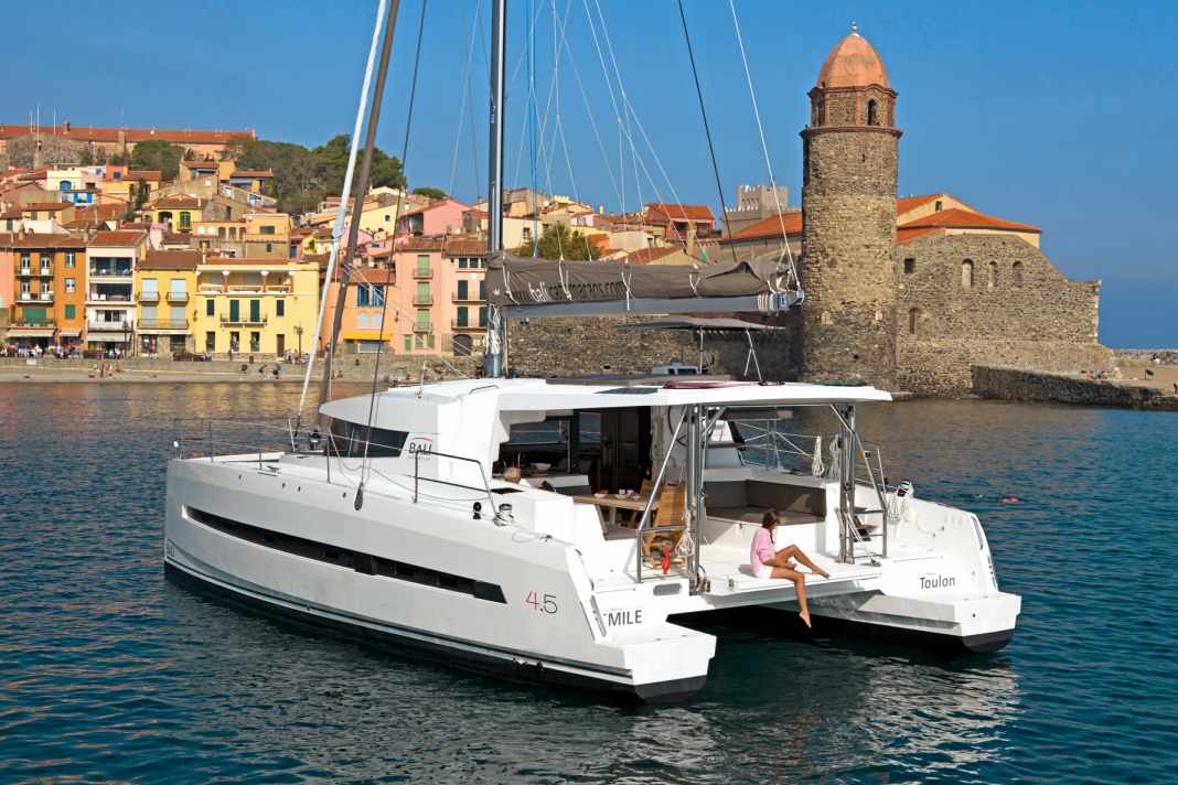 Bali 4.5: Wheel halfway up on starboard or optionally on flybridge. Front cockpit and lounge, no trampoline. Rig concept comparable with Lagoon. Many interior variants.