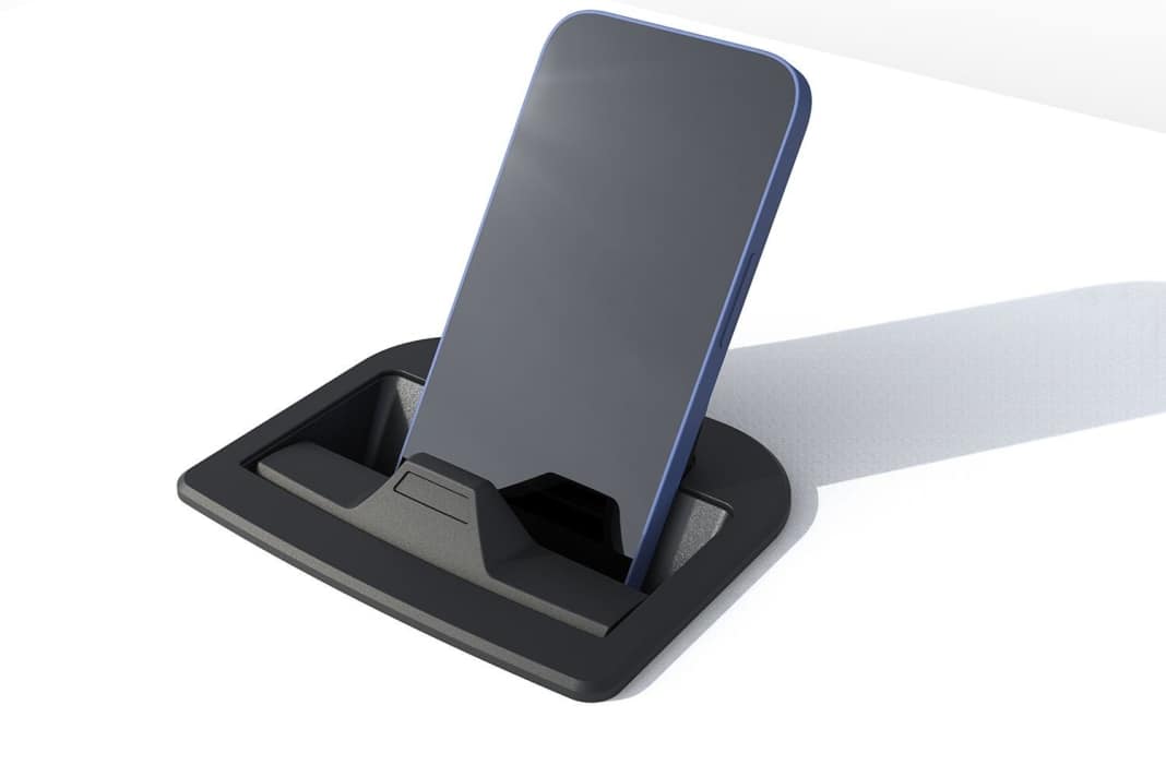 Das Smartphone sitzt sicher in einer Mulde und wird von einer Verriegelung, sowie magnetisch gehalten. Die Ladung erfolgt drahtlos per Induktion.