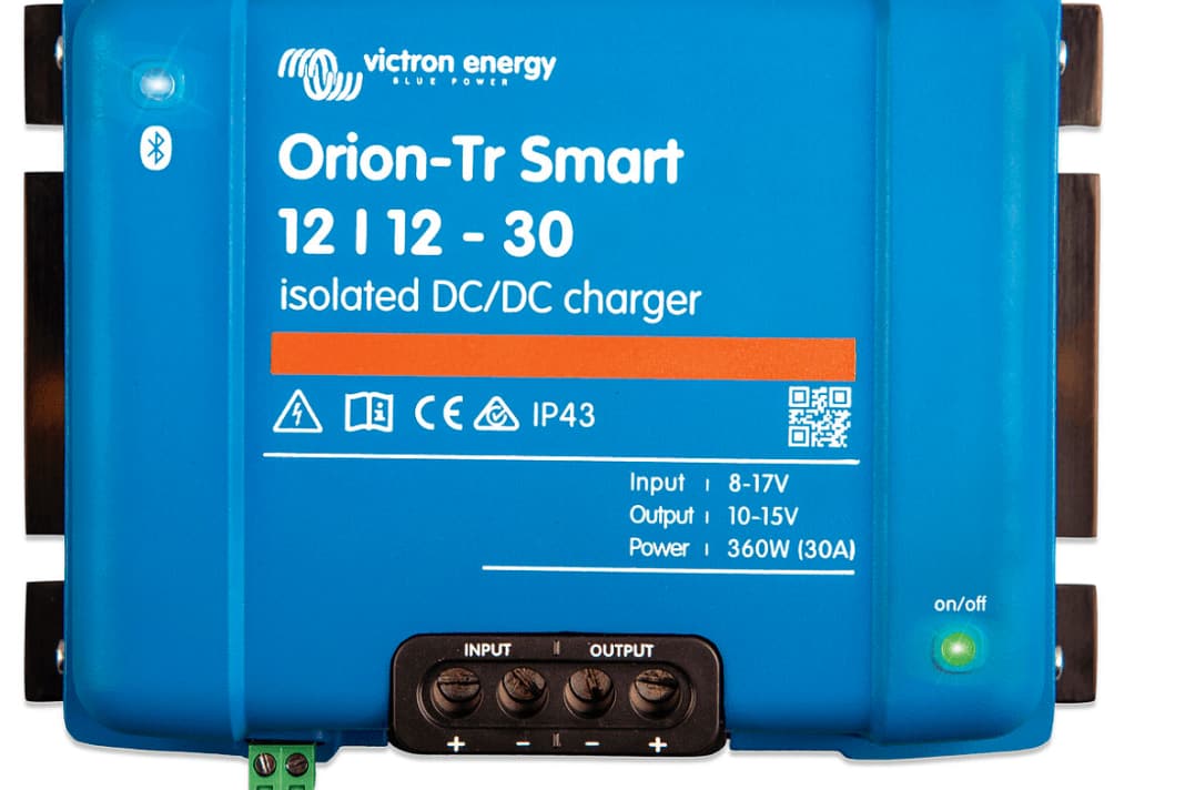 Victron Orion-Tr Smart: Das Gerät kann über Bluetooth überwacht und programmiert werden. Im 12-Volt-Bereich sind zwei Modelle mit 18-A- und 30-A-Ladestrom erhältlich, es ist jedoch möglich, mehrere Geräte parallel zu schalten, um die Gesamtleistung zu erhöhen. Preis für das 30-A-Modell: um 260 Euro. Weitere Infos: www.victronenergy.de