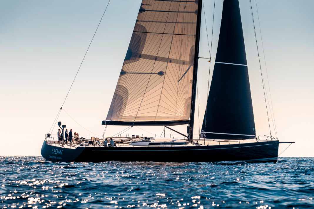 In Lauerstellung: Die Germán-Frers-Konstruktion spielt ihre Stärken ab zehn Knoten Wind aus. Dann sind 15 Knoten Speed möglich. Den 51 Meter hohen Southern-Spars-Mast halten Backstagen mit Deflektoren