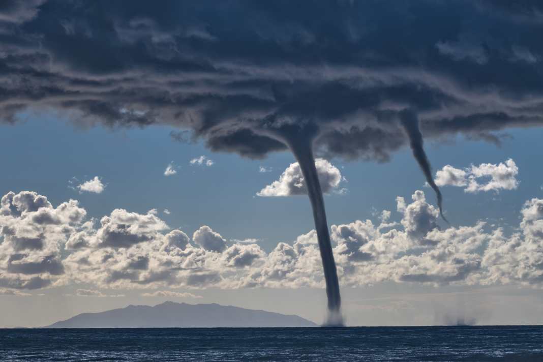 Extreme forces of nature - how do waterspouts actually form and how should you react on the water?