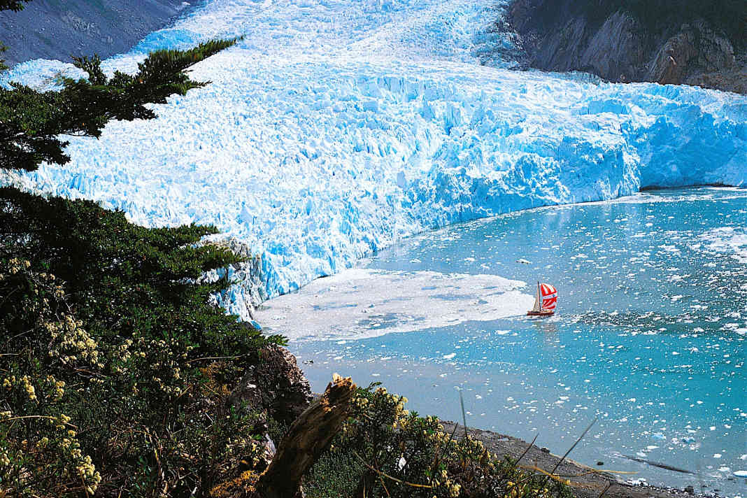Le "Freydis" dans une baie glaciaire de Terre de Feu