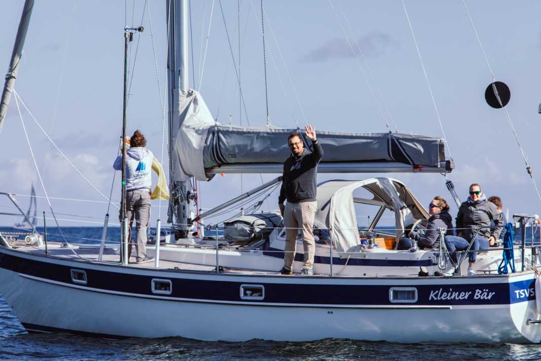 Die Wettfahrtleitung vom Yacht Club Strande auf dem Startschiff "Kleiner Bär". Es winkt Regattadirektor Cord Hall.