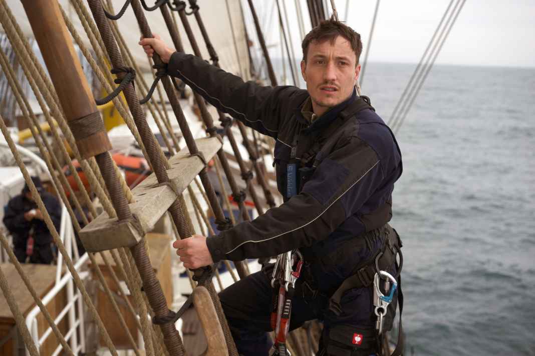 Y-Kollektiv author Lukas Wiehler in the rigging of the "Gorch Fock". For his report, he became part of the crew and sailed with them for a fortnight, from the Azores to the Scottish Shetland Islands.