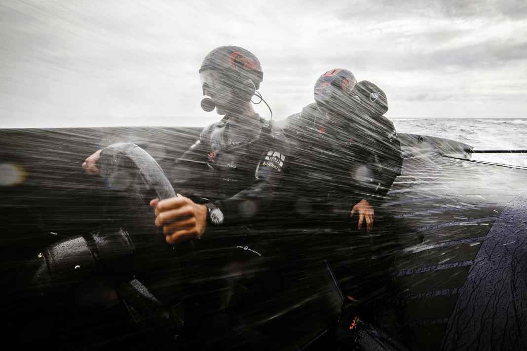 Der Schweizer Steuermann Arnaud Psarofaghis und seine Crew im Einsatz für die America's-Cup-Herausforderer vom Team Alinghi Red Bull Racing vor Barcelona. Das "Speed"-Bild gewann den Mirabaud Yacht Racing Award