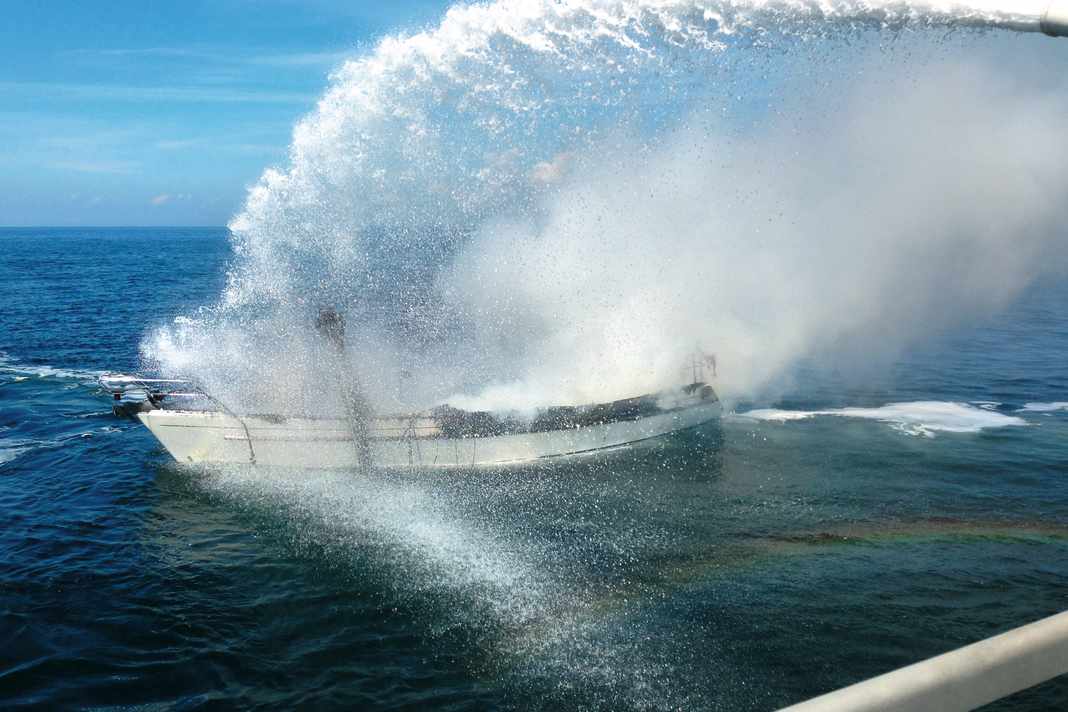 Der Seenotkreuzer "Berlin" der DGzRS im Einsatz für eine brennende Segelyacht in der Hohwachter Bucht