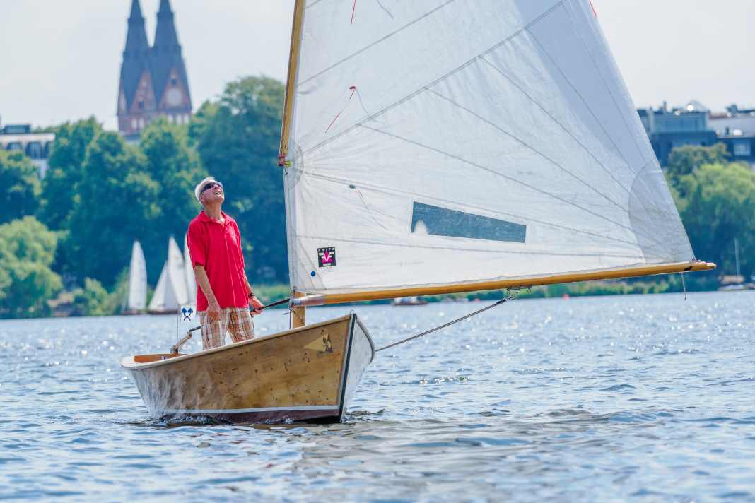A traditional Chiemsee flatboat was transported to Hamburg by its owner Manfred Götz for the 16th time to take part in the event