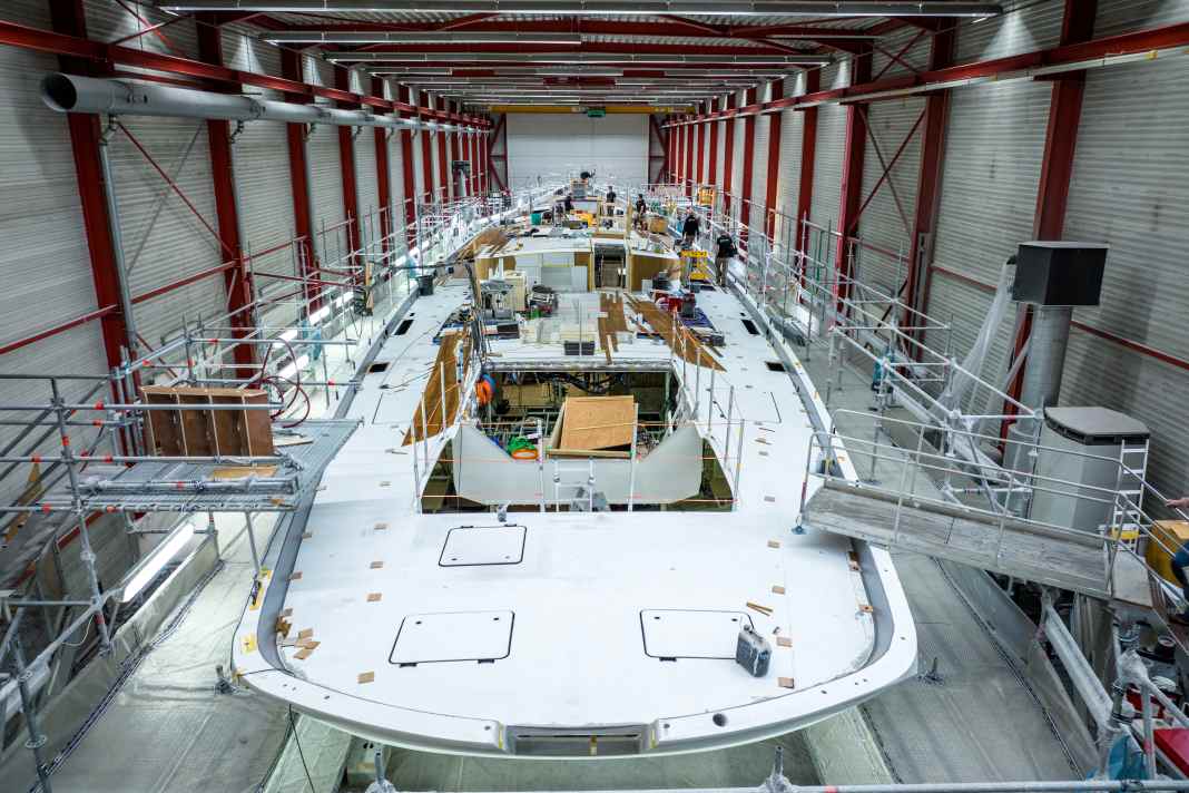 Fase finale dell'allestimento: Vitters lavora sul ketch "Maximus", lungo 59 metri, commissionato dall'armatore per la sua velocità e bellezza.