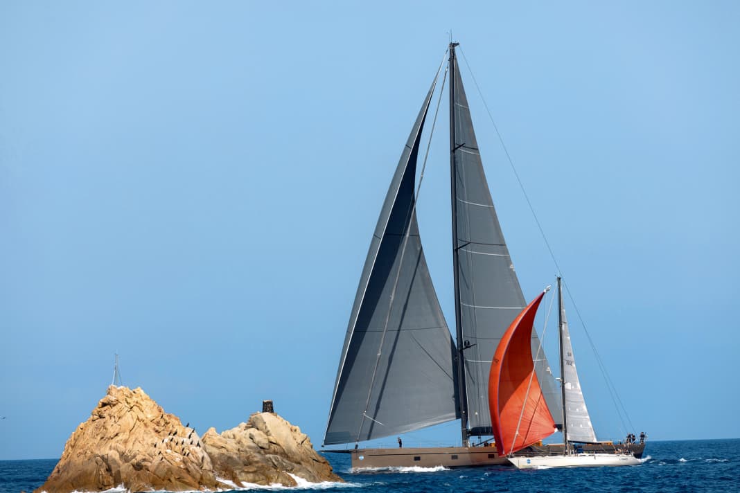 Zwei Welten, viele Generationen: Der radikale Einzelbau Baltic 117 „Perseverance“ und das konventionelle Serienboot 51 „Nashorn“ matchen beim Werft-Rendezvous vor Porto Rotondo auf Sardinien
