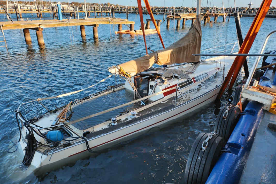 Abgeschrieben, aber nicht aufgegeben: Vier Tage lag die Yacht auf Grund, war als Totalverlust abgeschrieben. Bootsbaugeselle Bastian Kemper kaufte sie für einen symbolischen Euro