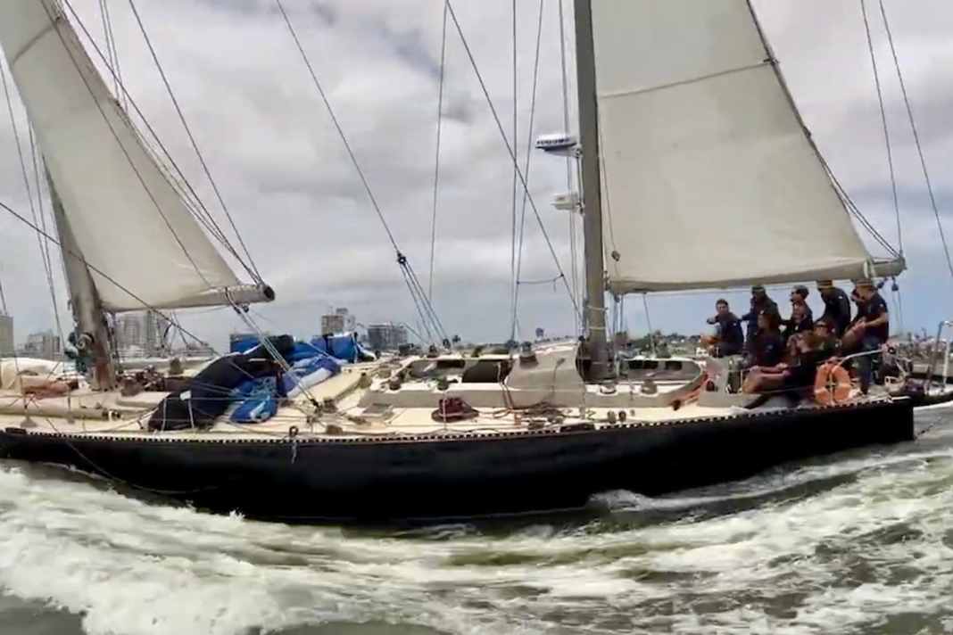 "Pen Duick VI" rauscht über die Ziellinie in Punta del Este