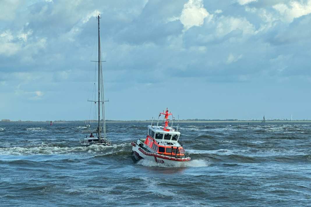Die Seenotretter schleppen die havarierte Segelyacht aus dem Seegatt