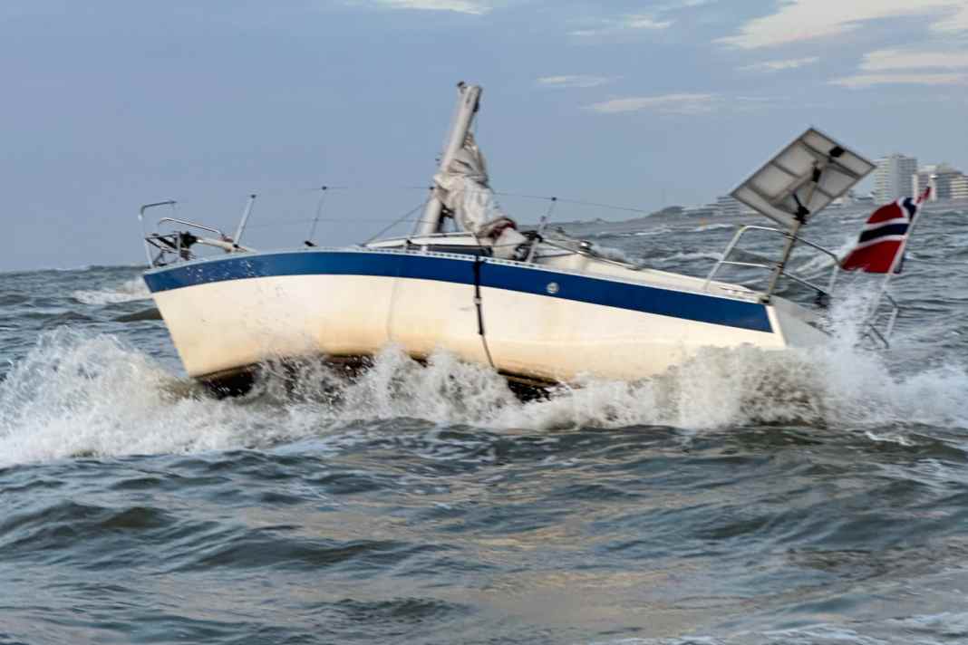 Nachdem eine Segelyacht vor Norderney auf einer Sandbank festgekommen ist, sind Kiel und Mast gebrochen. Das stark beschädigte Boot ist den Kräften der See schutzlos ausgesetzt