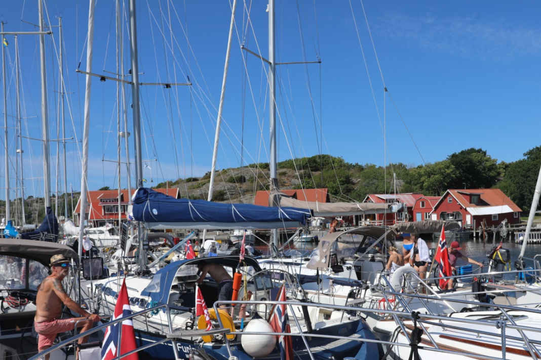 Päckchen sind selbstverständlich am Gästesteg von Nordkoster. Einige Crews kommen sogar in kleinen Gruppen mit mehreren Yachten