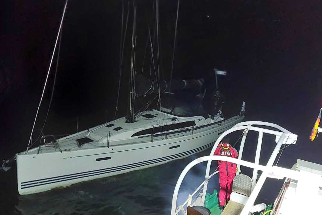 Dopo cinque ore di ricerche, i soccorritori marittimi trovano il marinaio disorientato.
