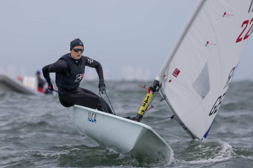 Julia Büsselberg startete mit einem Wettfahrtsieg in die Ilca-6-WM vor Mar del Plata in Argentinien