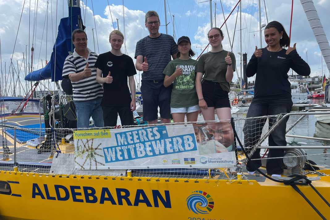 Die Forschungsgruppe vom Amandus-Abendroth-Gymnasium aus Cuxhaven. Ganz links steht Frank Schweikert, der Gründer und Direktor der "Deutschen Meeresstiftung"