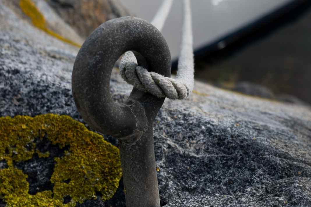 Mal enfilé, dans l'œil, le cordage développe plus d'effet de levier et peut tordre l'axe.