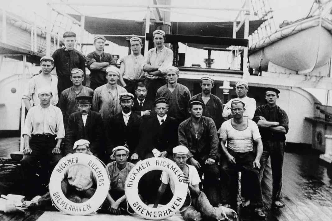 Zu Beginn ihrer Fahrenszeit transportierte die „Rickmer Rickmers“ Bambus und Salpeter. Die Besatzung bestand aus 21 Mann.