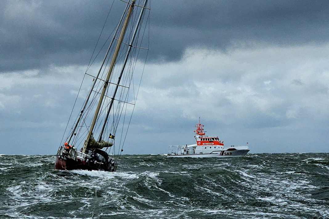 Der Seenotrettungskreuzer "Theo Fischer" hat den havarierten Schweden an das Tocherboot "Ströper" übergeben.