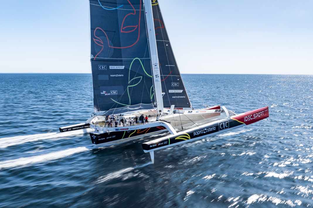 Il trimarano "Idec Sport" è l'attuale detentore del record e ancora una volta il vincitore del Trofeo Jules Verne.
