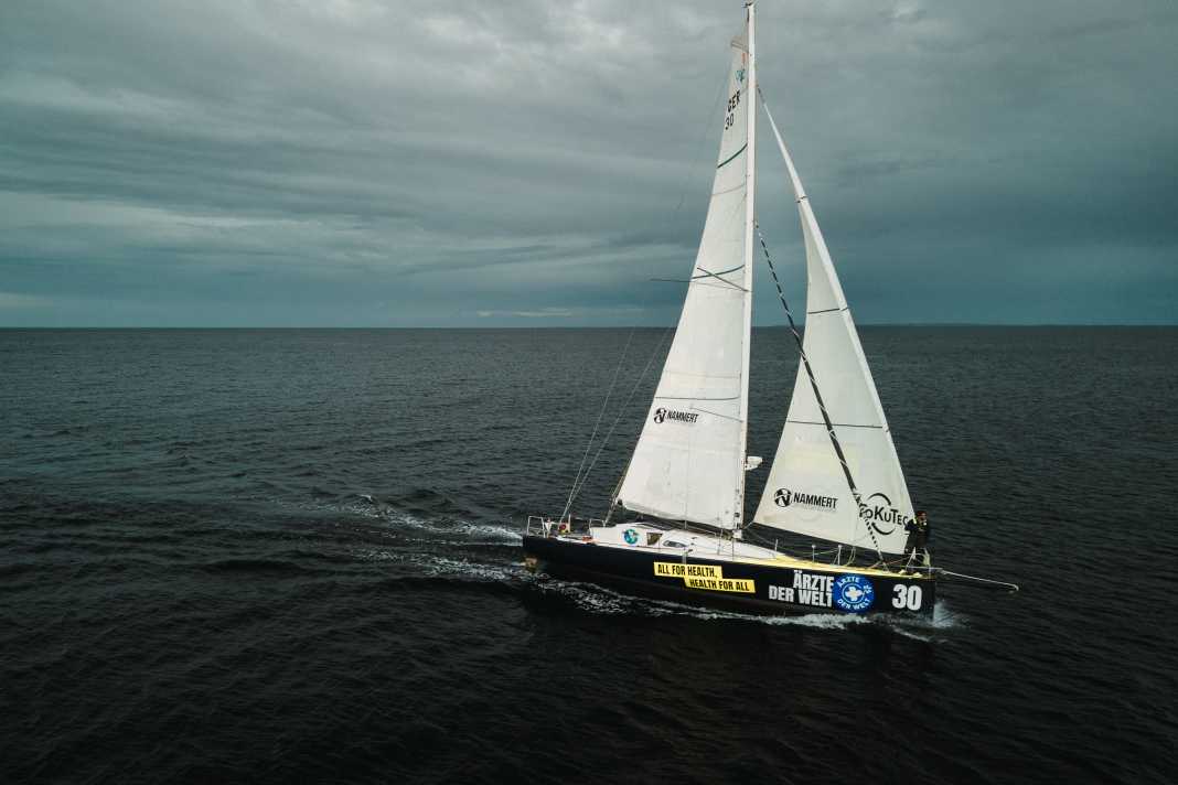 Die Class 40 kaufte er 2024. Sie hat bereits an großen Transatlantikrennen wie der Transat Jacques Vabre und der Route du Rhum teilgenommen.