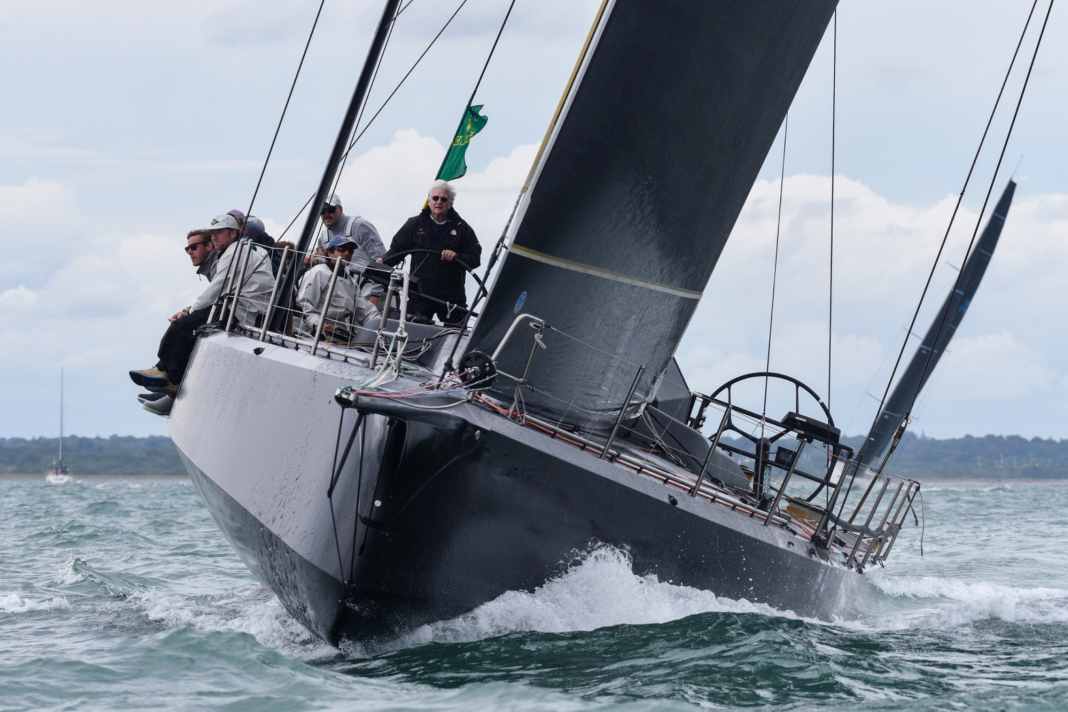 Il ne fait pas partie de la flotte de l'Admiral's Cup, mais il est très performant dans la Rolex Fastnet Race : le "Varuna 6" de Jens Kellinghusen.
