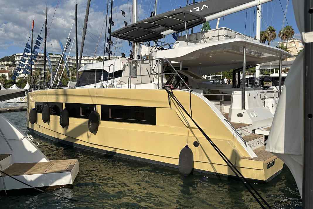 Auffällig ist nicht nur die gelbe Rumpffarbe. Premiere des spannenden Aventura 45 auf der Messe in Cannes