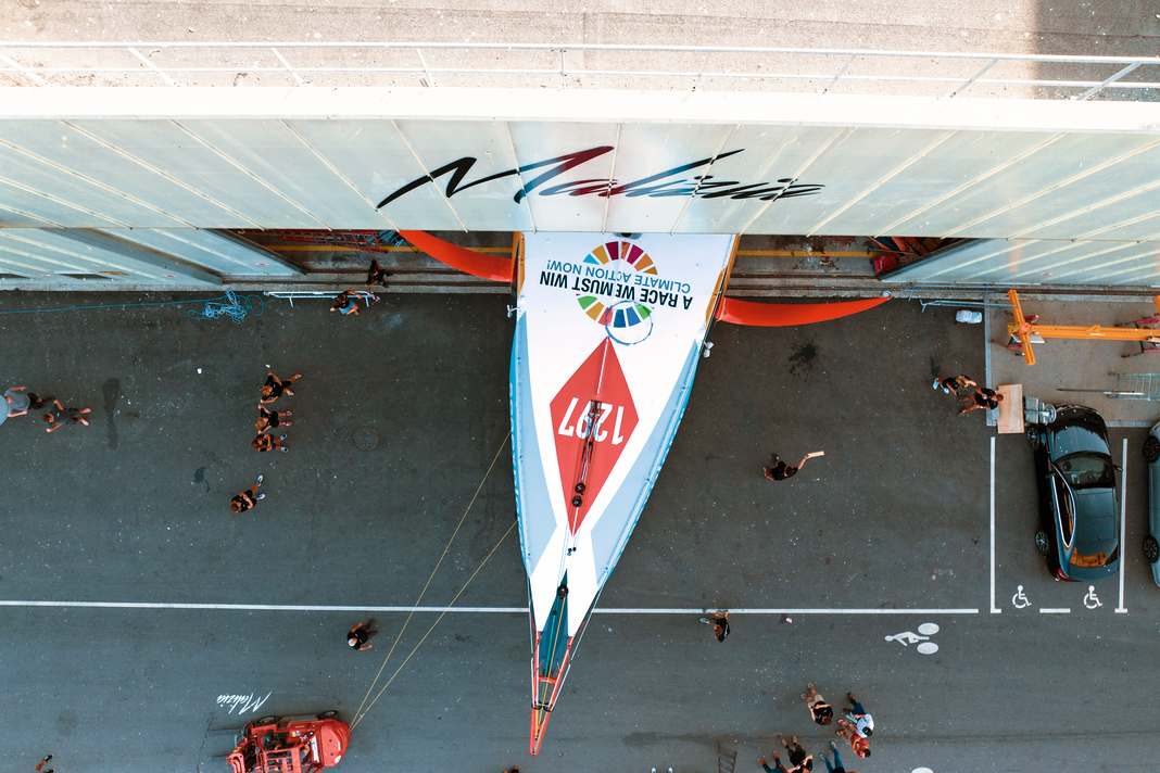 La veille de la mise à l'eau, le nouveau bateau sort pour la première fois du hangar dans sa totalité.