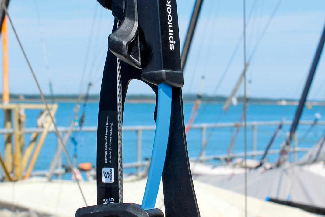 Les voltmètres comme Rig Sense de Spinlock permettent de mesurer et de lire directement la tension du hauban.