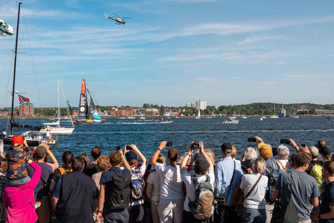 Enthusiastic spectators at the Ocean Race fly-by in Kiel in summer 2023