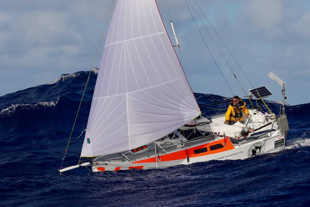 Un'istantanea impressionante: a 1500 miglia nautiche da Antigua, Niels Kamphuis e la sua "Biggest Monkey" hanno incontrato una barca d'appoggio nella "World Toughest Row", una regata di canottaggio attraverso l'Atlantico.