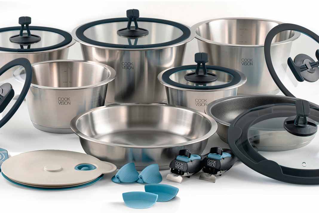 Das vollständige Set umfasst sechs Töpfe, drei Pfannen mit dazugehörigen Deckeln, abnehmbaren Steilen und Griffen sowie einen Frischaltedeckel und Untersetzer