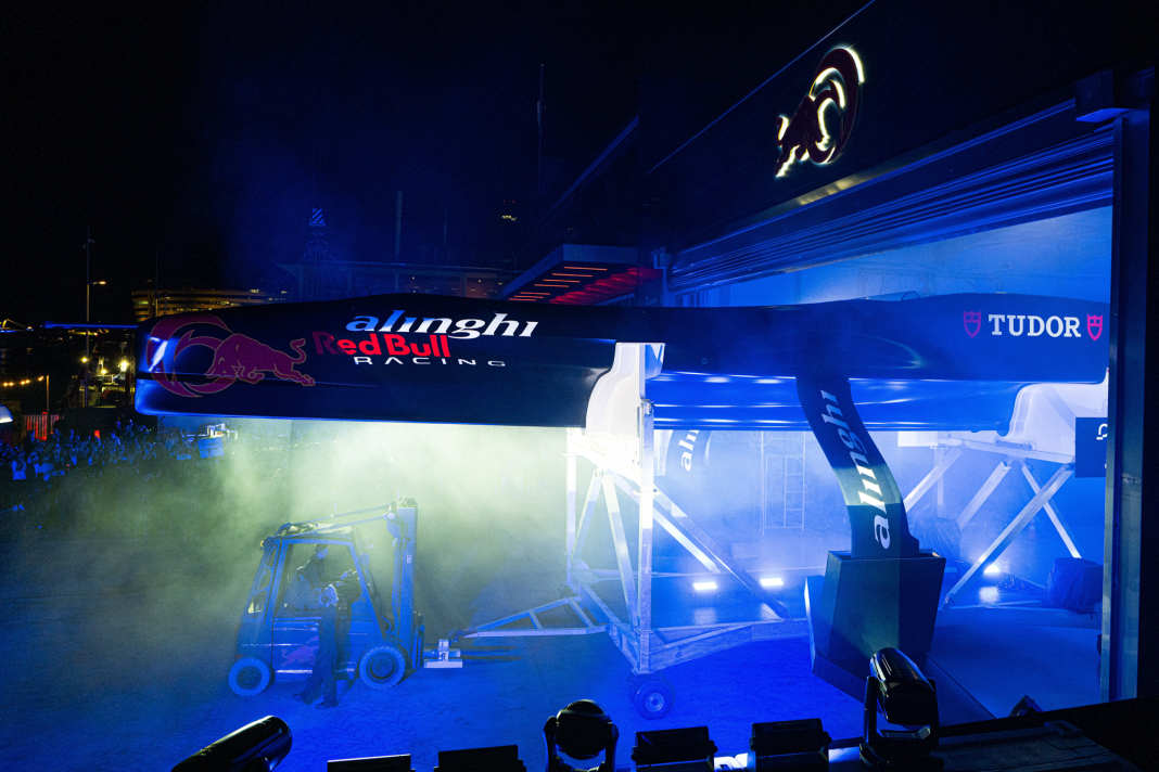 Le "BoatOne" d'Alinghi, premier voilier de course de la 37e America's Cup, voit le jour dans l'obscurité de Barcelone.