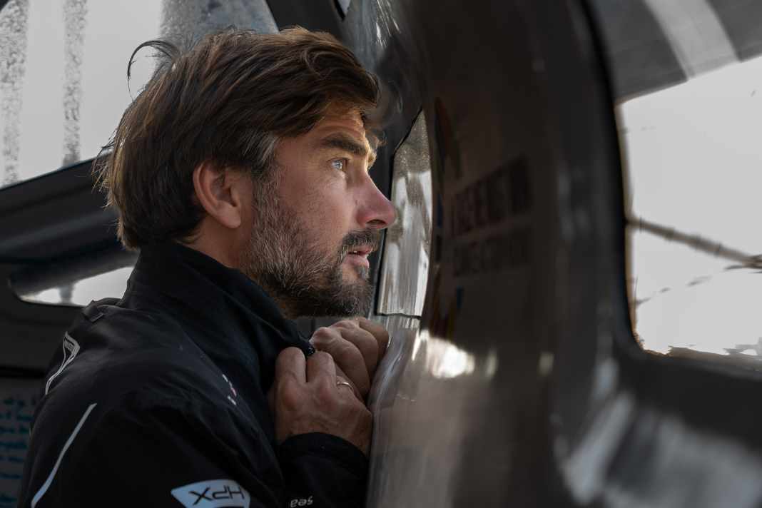 Ein nachdenklicher Boris Herrmann an Bord seiner "Malizia – Seaexplorer"