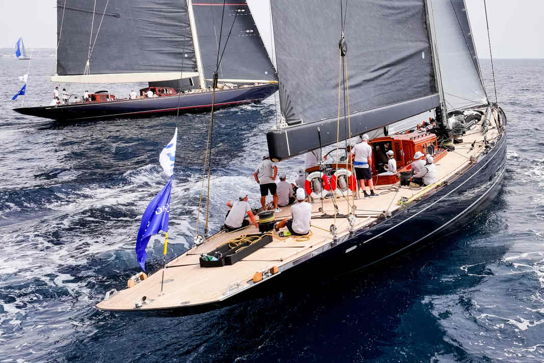 "Rainbow" upwind from "Velsheda"