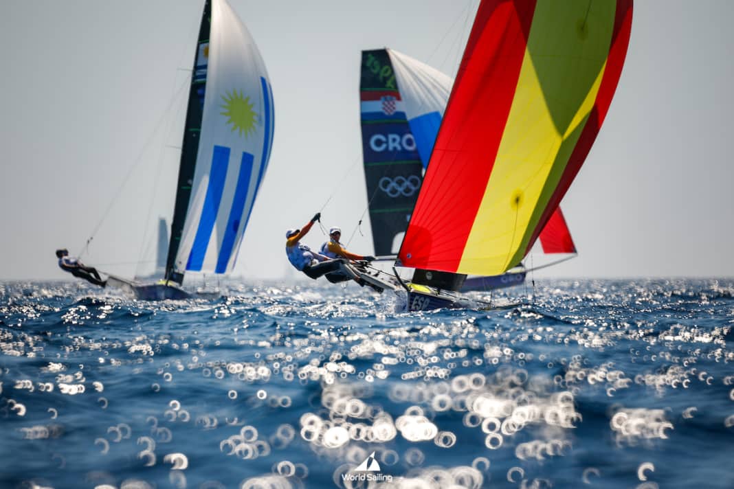 Les champions espagnols de SailGP ont été le meilleur équipage toutes disciplines confondues lors de ce dur mardi olympique : Diego Botin et Flo Trittel en 49er