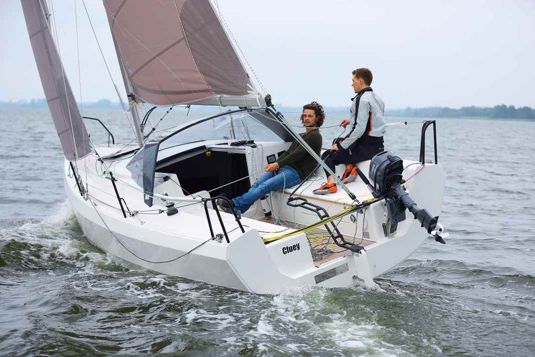Das große Cockpit bietet vier Personen locker Platz und viel Raum im Hafen.